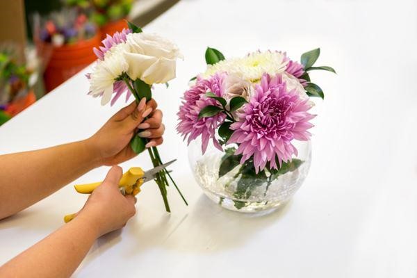 Dùng kéo bén cắt tỉa hoa